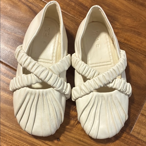 Zara Kids Cream Slippers - Picture 1 of 5